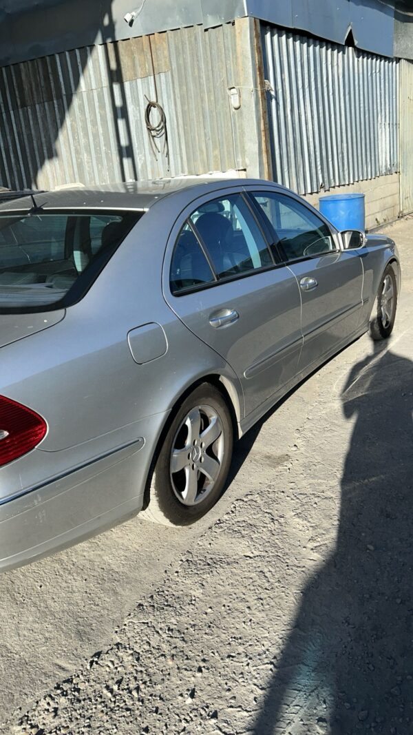 Mercedes Benz E270 con caja211 del año 2005